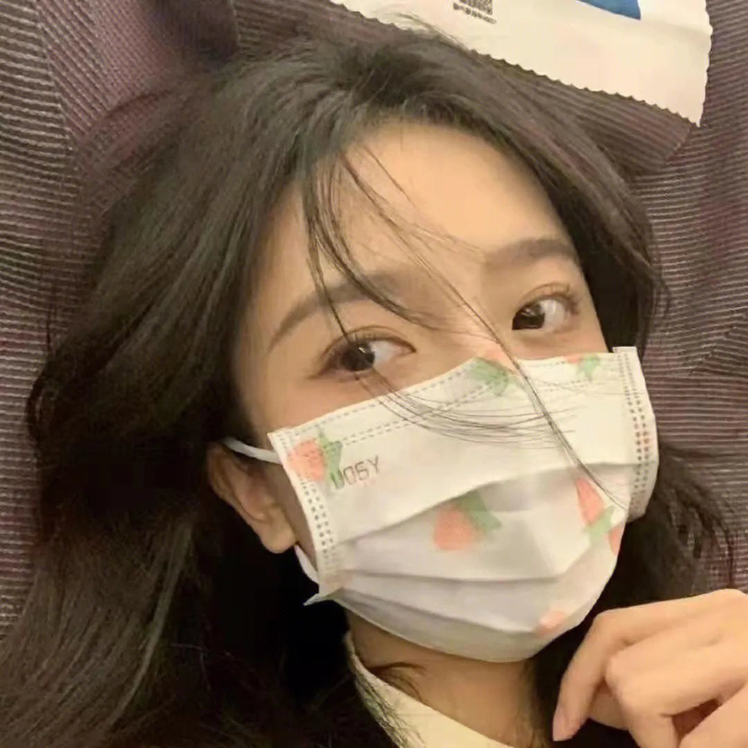 她的微笑像颗糖